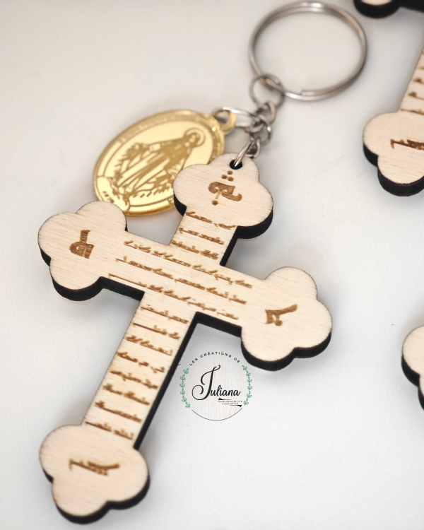 Porte-clés croix et médaille